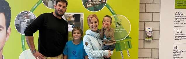 Familie Kunz-Hofer mit zwei ihrer Kinder, Janik (11) und Gian (2), in der Umwelt Arena Schweiz